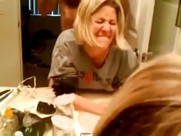 MILF fi sinu kẹtẹkẹtẹ awọ rẹ fun ibalopo furo.