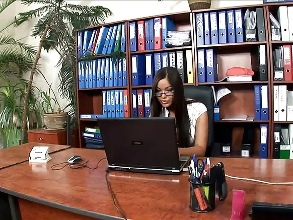 Furo akowe gbona buru jai ni awọn ibọsẹ giga itan kekere ati awọn igigirisẹ giga.