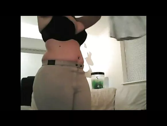 Sexy British PAWG awọn ila ihoho ati ki o ṣe furo striptease HD 18 ninu rẹ ju sokoto.