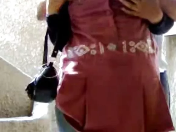 Furo ti ile ni hijab kan, fokii pẹlu ọmọbirin alarinrin kan ninu hijab ti ile.