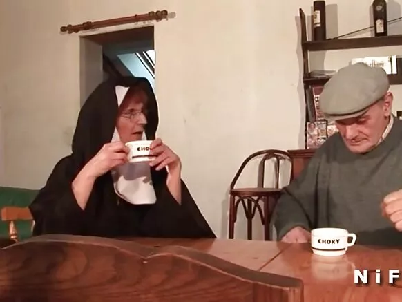 French Nun furo ati lile ifipabanilopo kẹtẹkẹtẹ ni ẹlẹni-mẹta.