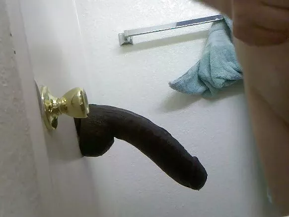 Furo fun pẹlu kan dildo.